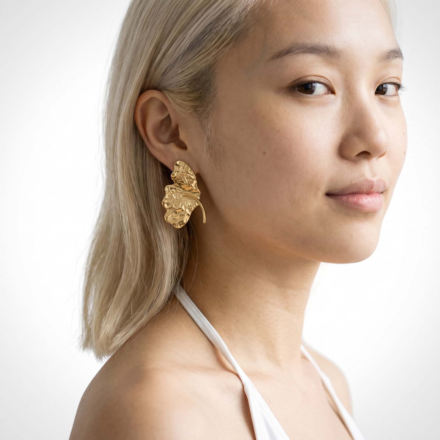 Sunoire summer beach holiday style 18k gold stainless steel hammered ginkgo leaf stud earring elegant stylish personality leaves earring 02 model wearing gold