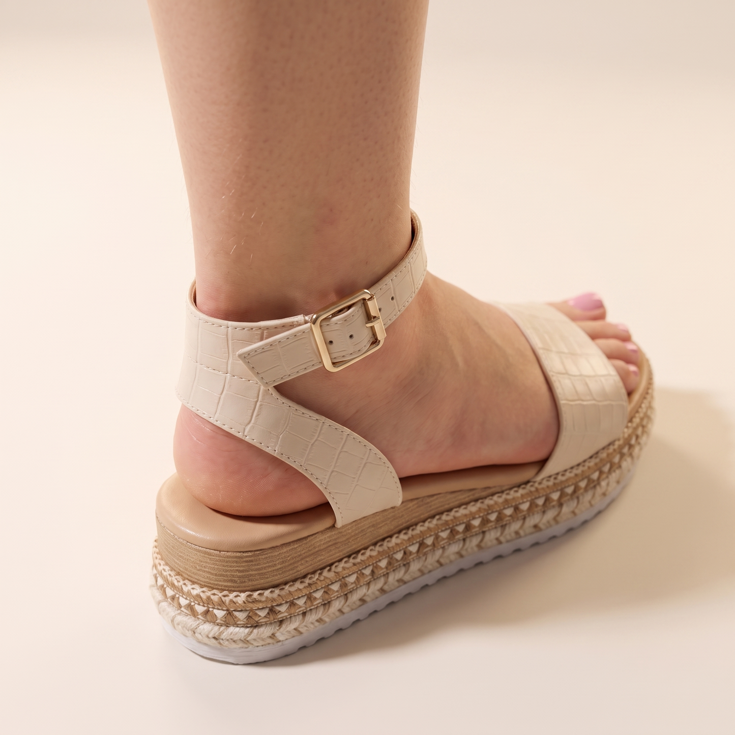 Sunoire summer platform sandals with ankle strap and textured sole 04 worn detail cream beige