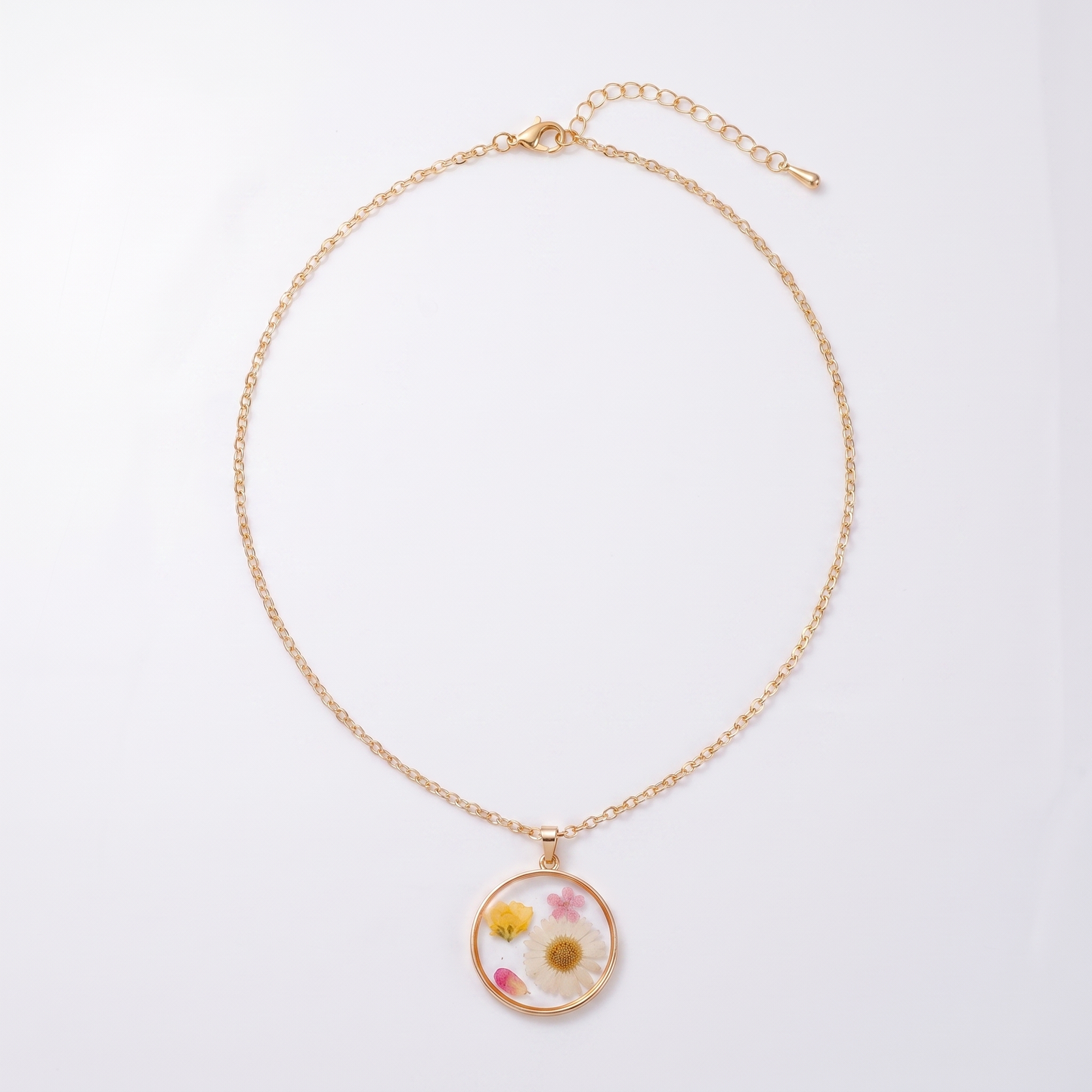 Sunoire non tarnish 18k gold plated korean bohemian pastoral small fragmented fashion dried flower charms pendant necklace for women 01 flatlay round daisy mix