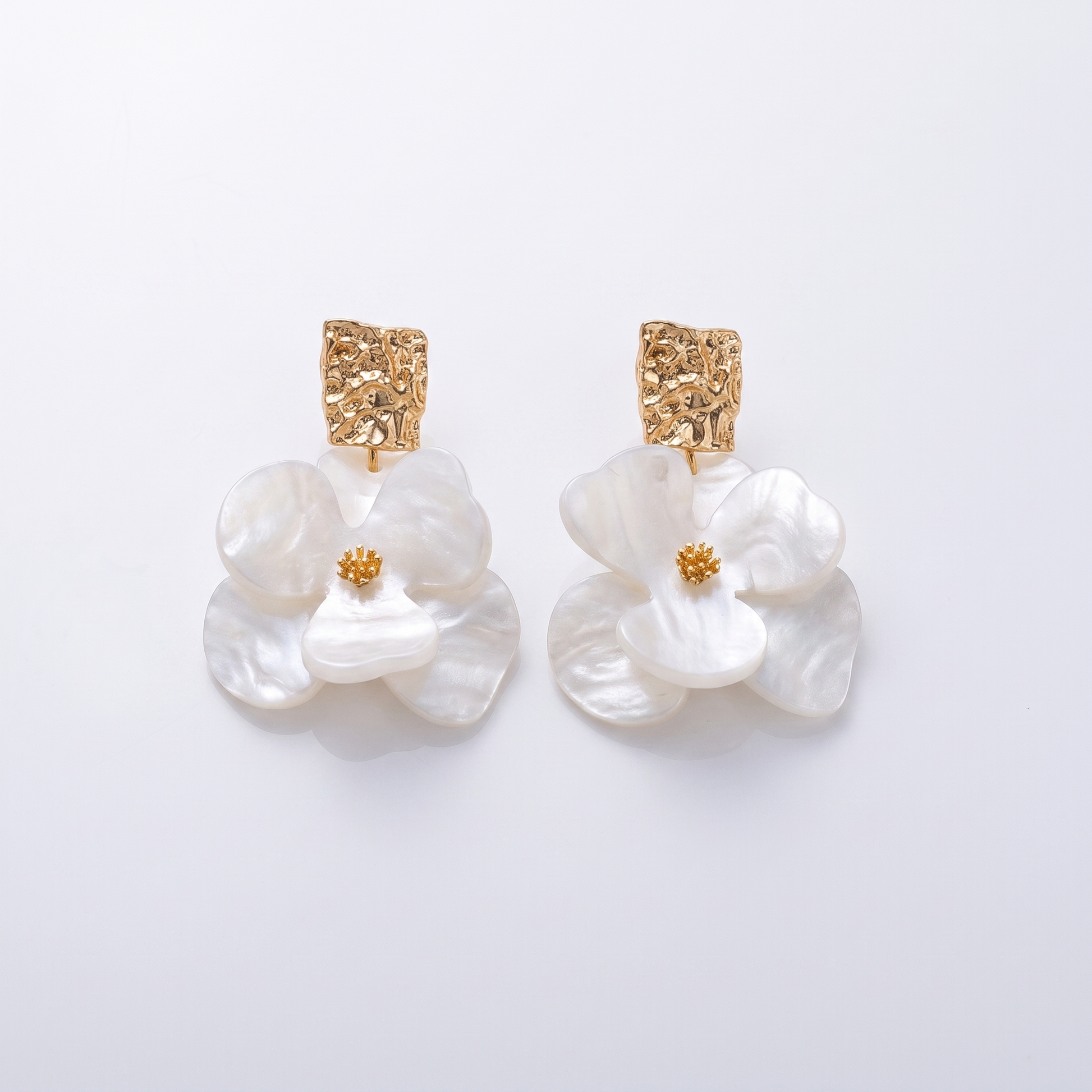 Sunoire stylish fashion jewelry earrings silver needle acrylic flowers earrings for women fine stud earrings 01 flatlay white
