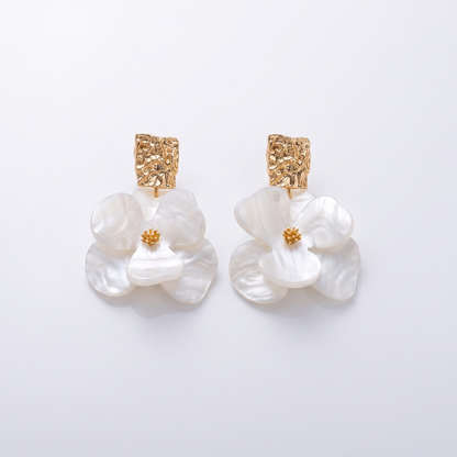 Sunoire stylish fashion jewelry earrings silver needle acrylic flowers earrings for women fine stud earrings 01 flatlay white