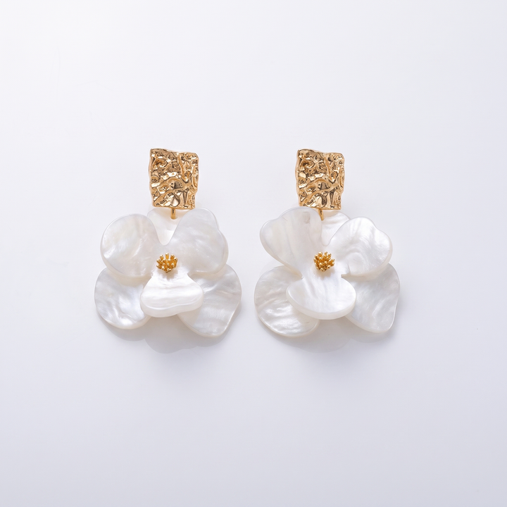 Sunoire stylish fashion jewelry earrings silver needle acrylic flowers earrings for women fine stud earrings 01 flatlay white