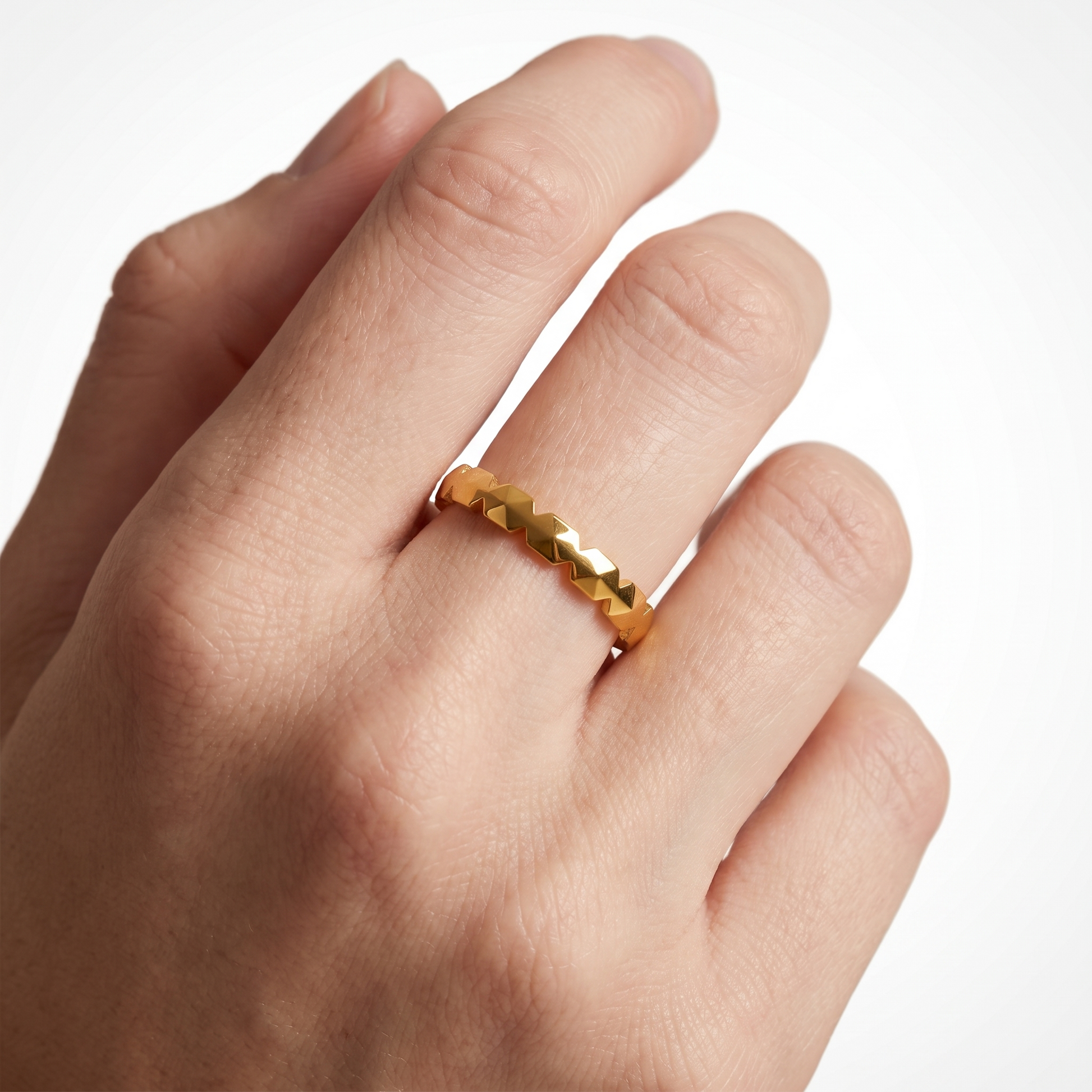 Sunoire joolim jewelry wholesale 18k gold plated tangent plane stainless steel rings for women rings 02 model wearing gold