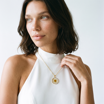 Sunoire cheap bulk chain fashion circular resin dried flower 18k gold plated jewelry pendant necklace by roll 02 model wearing gold