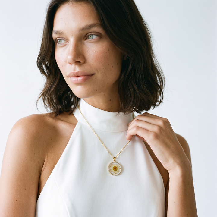 Sunoire cheap bulk chain fashion circular resin dried flower 18k gold plated jewelry pendant necklace by roll 02 model wearing gold