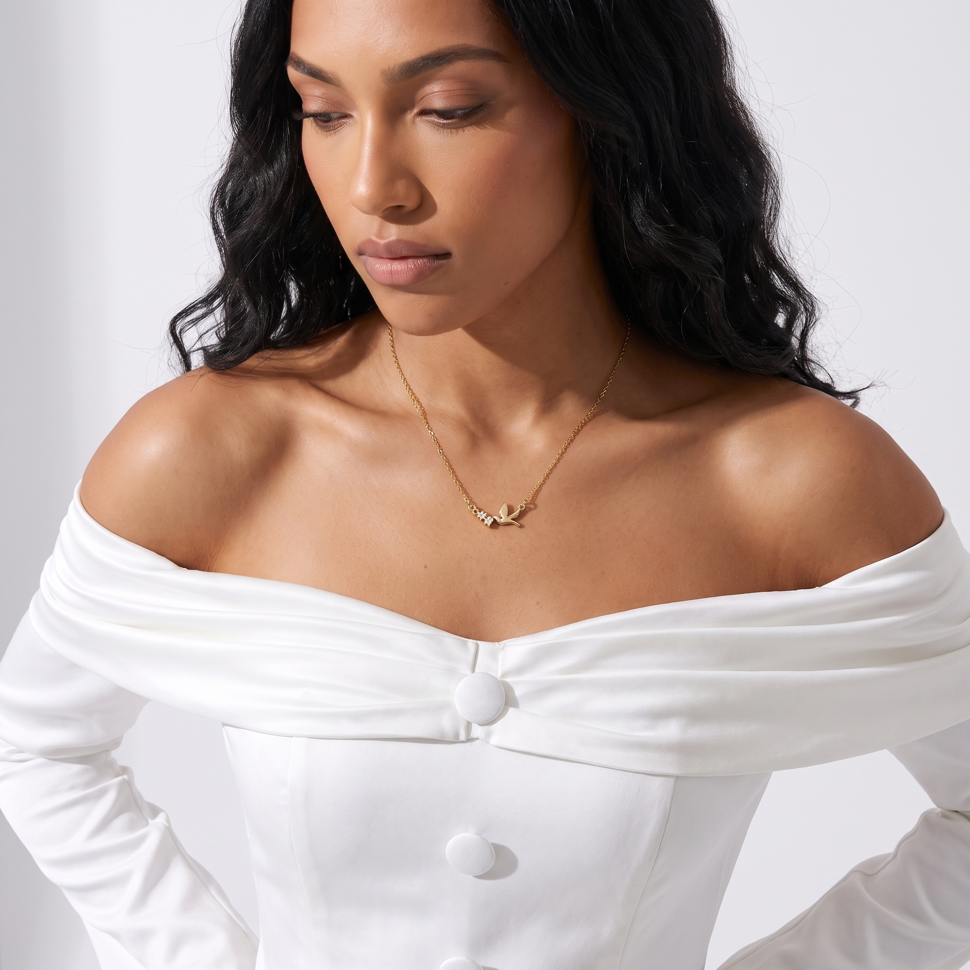 Sunoire wholesale vintage style 18k gold plated o shape chain fashion peace dove pendant necklace stainless steel jewelry for women gift 02 model wearing gold