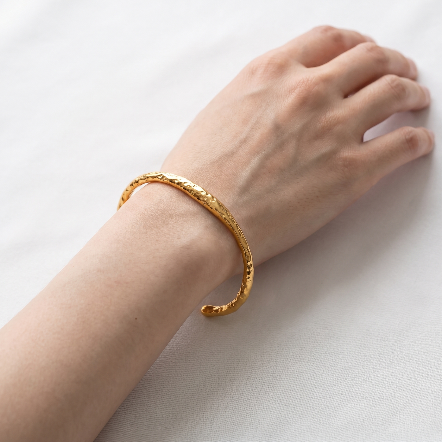Sunoire j d alluring stainless steel women jewelry bangle 18k gold irregular textured open bangle bracelet 02 model wearing gold