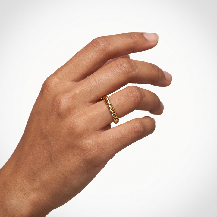 Sunoire yf2790 wholesale minimalist 18k pvd gold plated tarnish free jewelry stainless steel thick twist wave finger ring for women 02 model wearing gold