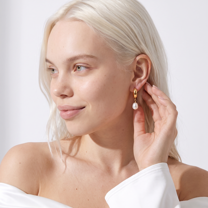 Sunoire emanco earring wholesale vintage glamorous irregular pendant earrings natural freshwater pearls casual luxury gift earrings 02 model wearing gold