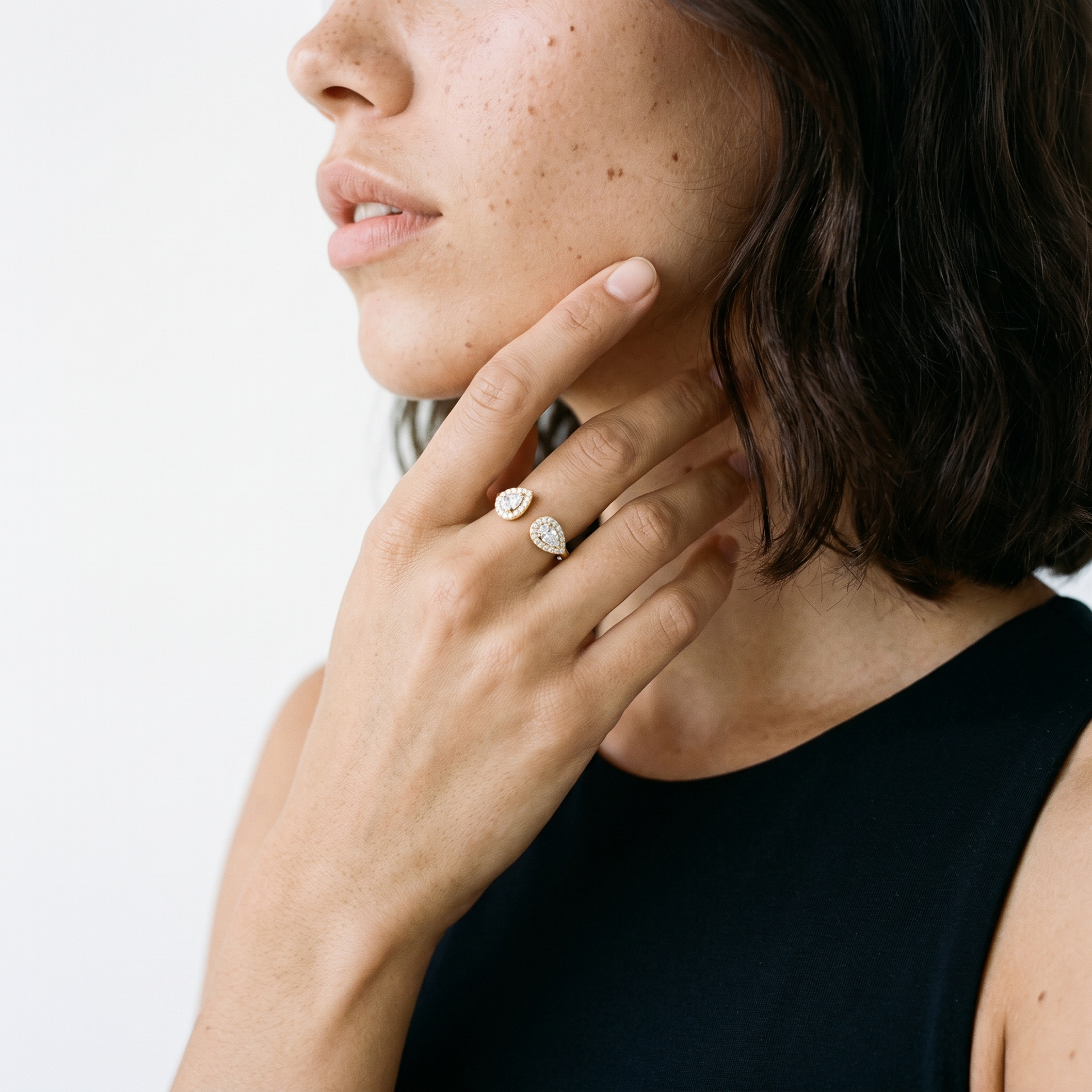 Sunoire luoteemi woman copper brass jewelry sizer designed korean lady diamond engagement iced out bling adjustable ring 02 model wearing gold