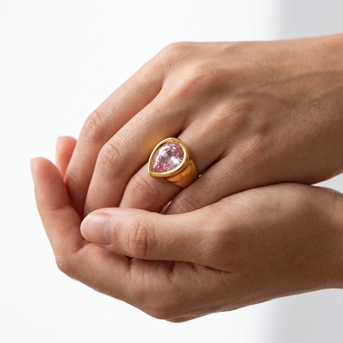 Sunoire wholesale luxury 18k gold stainless steel fashion rings for women water drop shaped czech diamond zircon jewelry 02 model wearing goldpink