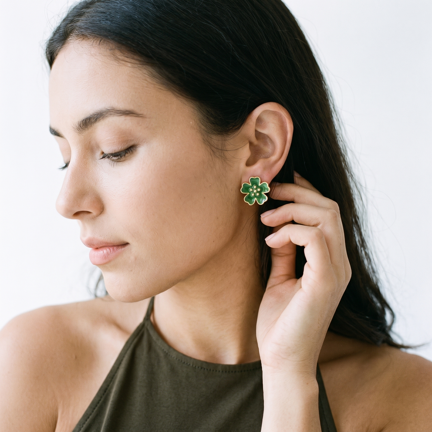 Sunoire new arrival summer atmosphere simple temperament gold plated earrings fashion oil drop flower stud earrings gifts for women 02 model wearing green