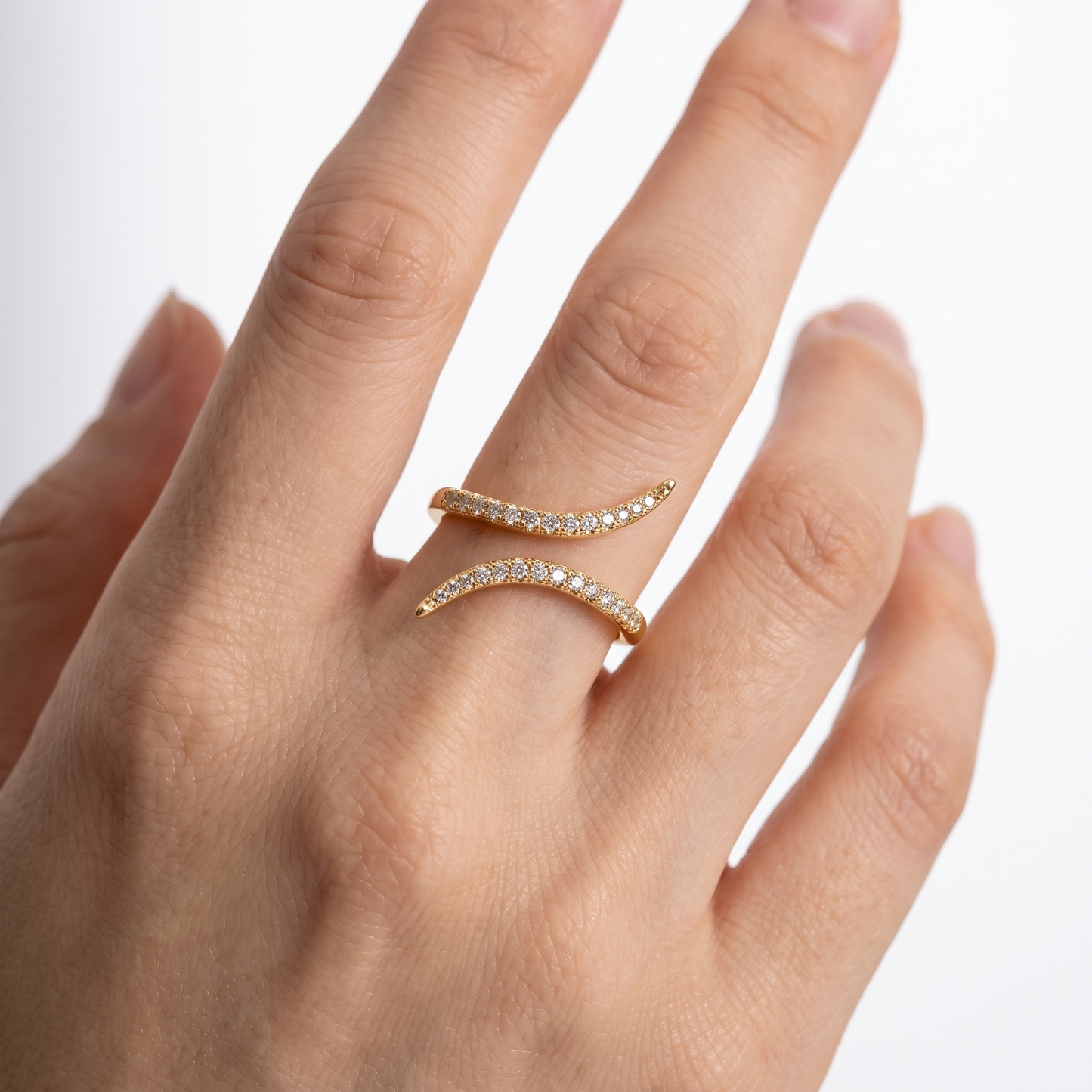 Sunoire wholesale jewelry 925 sterling silver simplicity diamond adjustable rings gold rose gose plated irregular open rings for women 02 model wearing kr0315 gold