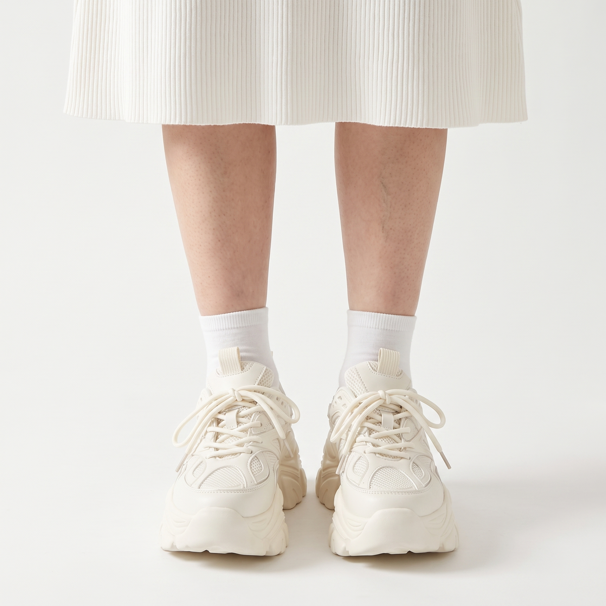 Sunoire bernice black shoes 02 worn hero white