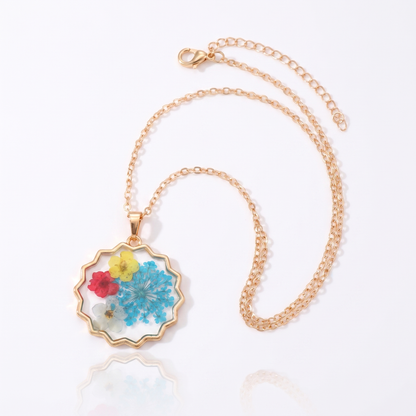 Sunoire non tarnish 18k gold plated korean bohemian pastoral small fragmented fashion dried flower charms pendant necklace for women 04 flatlay scalloped wildflower