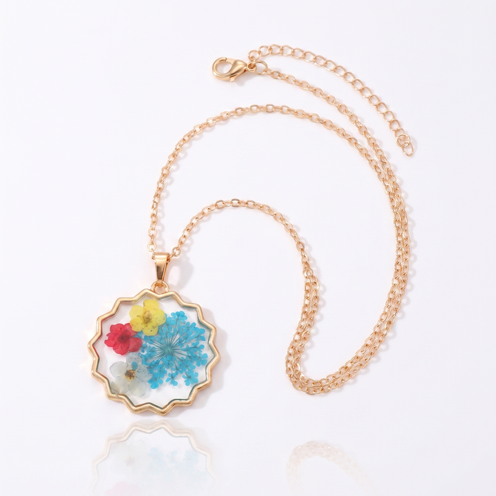 Sunoire non tarnish 18k gold plated korean bohemian pastoral small fragmented fashion dried flower charms pendant necklace for women 04 flatlay scalloped wildflower