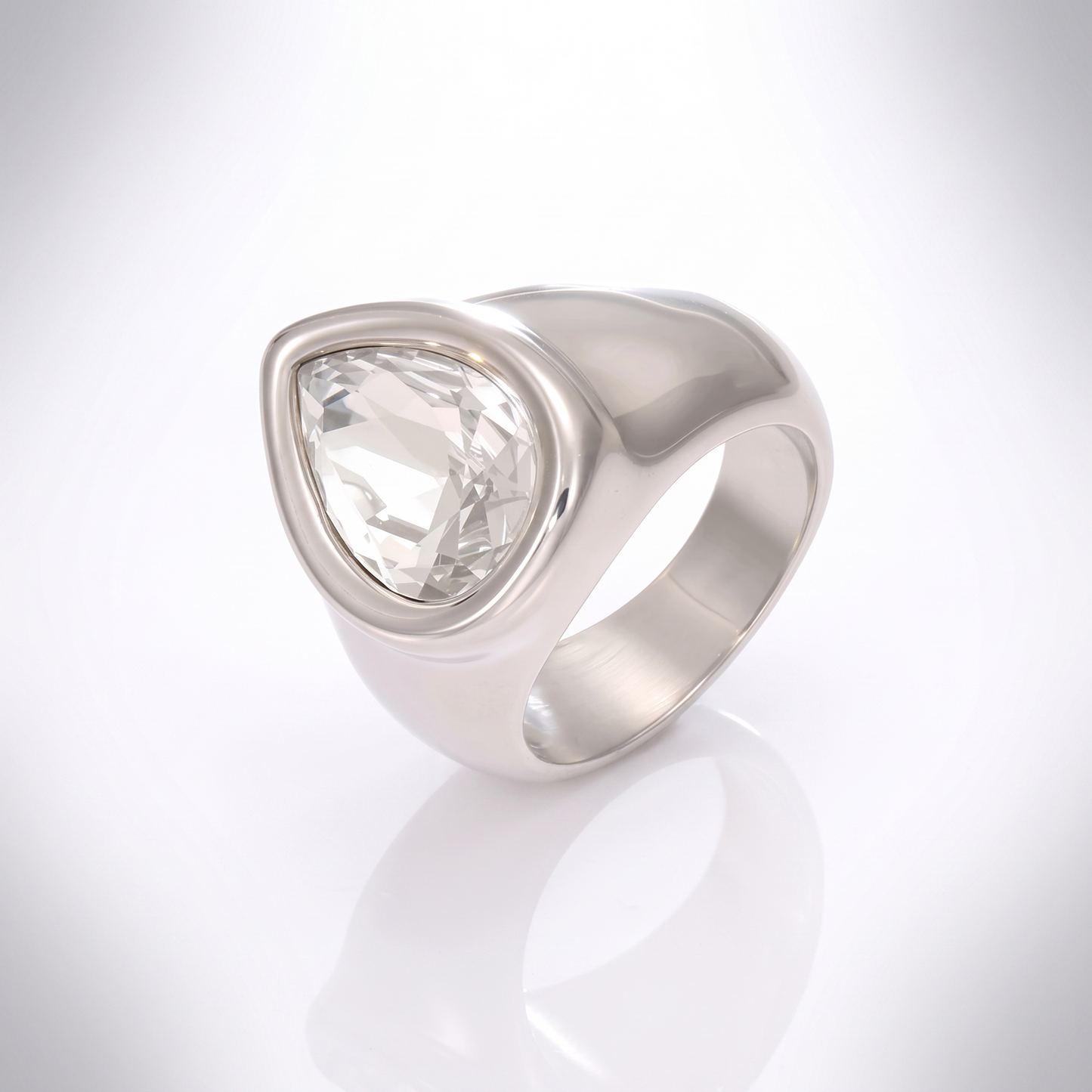 Sunoire wholesale luxury 18k gold stainless steel fashion rings for women water drop shaped czech diamond zircon jewelry 05 flatlay silverwhite