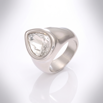 Sunoire wholesale luxury 18k gold stainless steel fashion rings for women water drop shaped czech diamond zircon jewelry 05 flatlay silverwhite