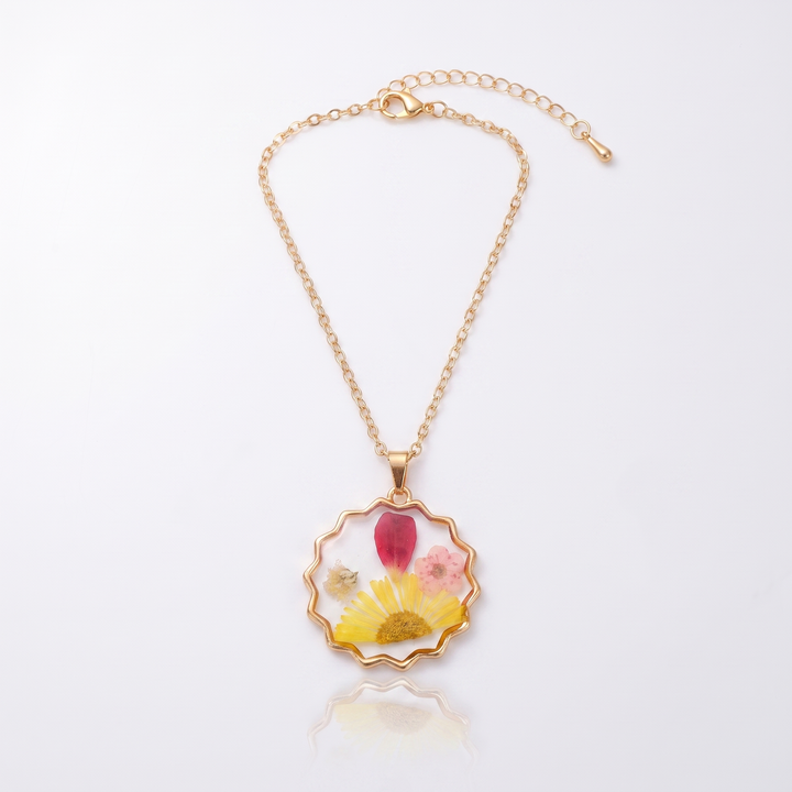 Melany Round Daisy Mix Floral Necklace — Scalloped Sunflower