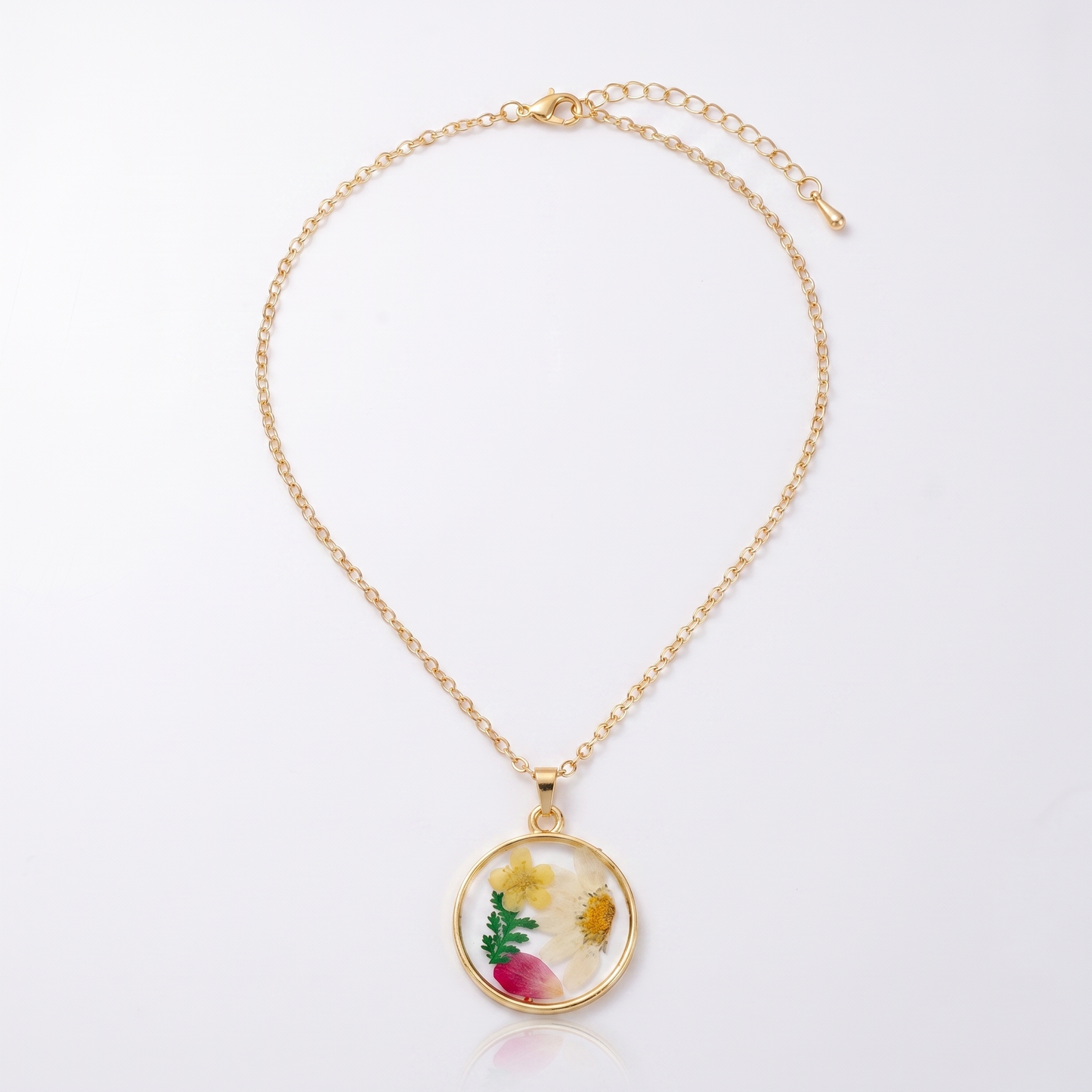 Sunoire non tarnish 18k gold plated korean bohemian pastoral small fragmented fashion dried flower charms pendant necklace for women 11 flatlay round fern daisy
