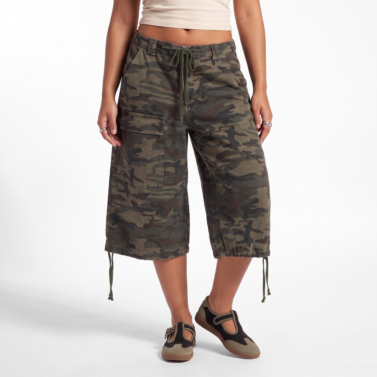 Camo Print Drawstring Cargo Shorts, Baggy Knee Length Casual Shorts, Front close-up