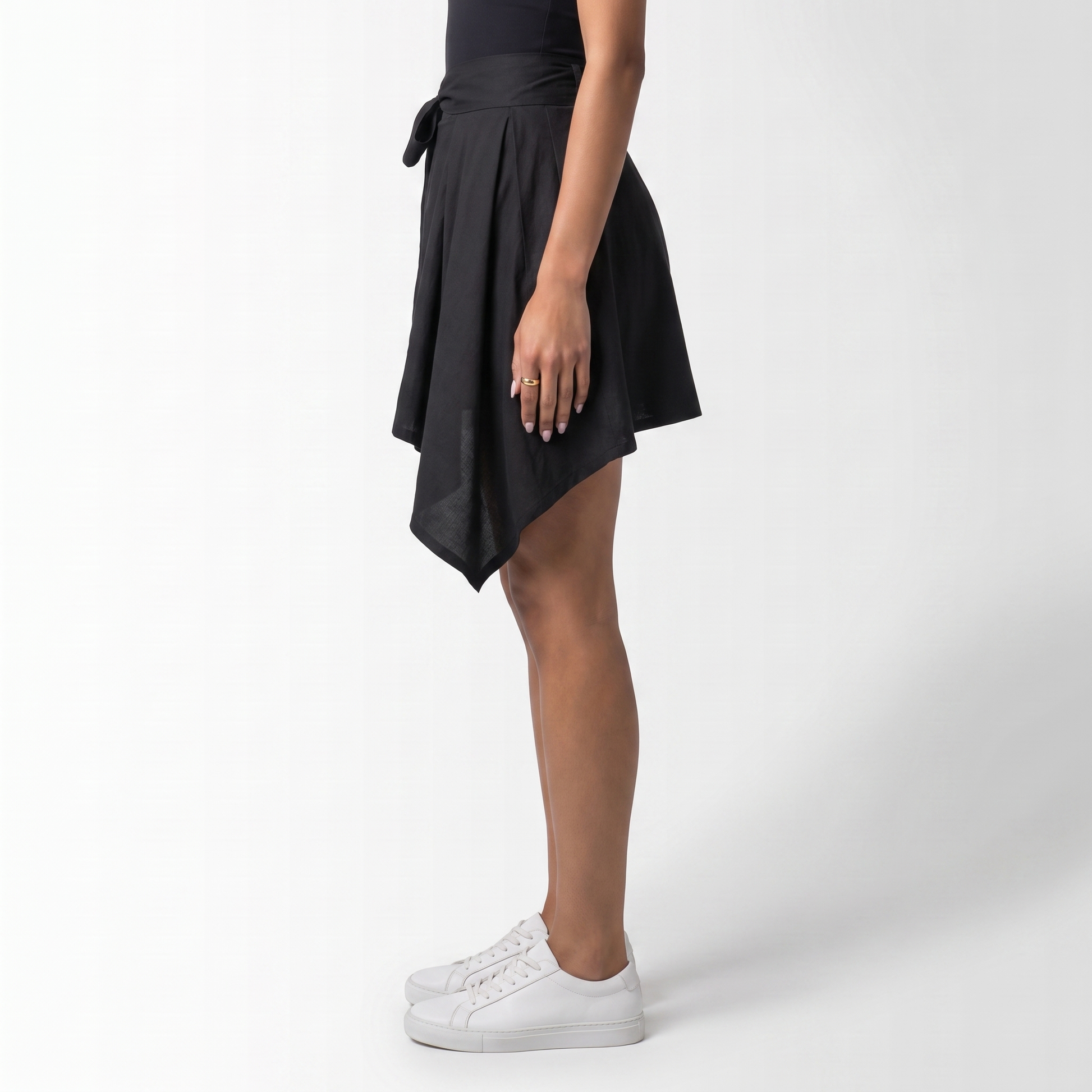 Sunoire daphne black skirt bottom side crop 01