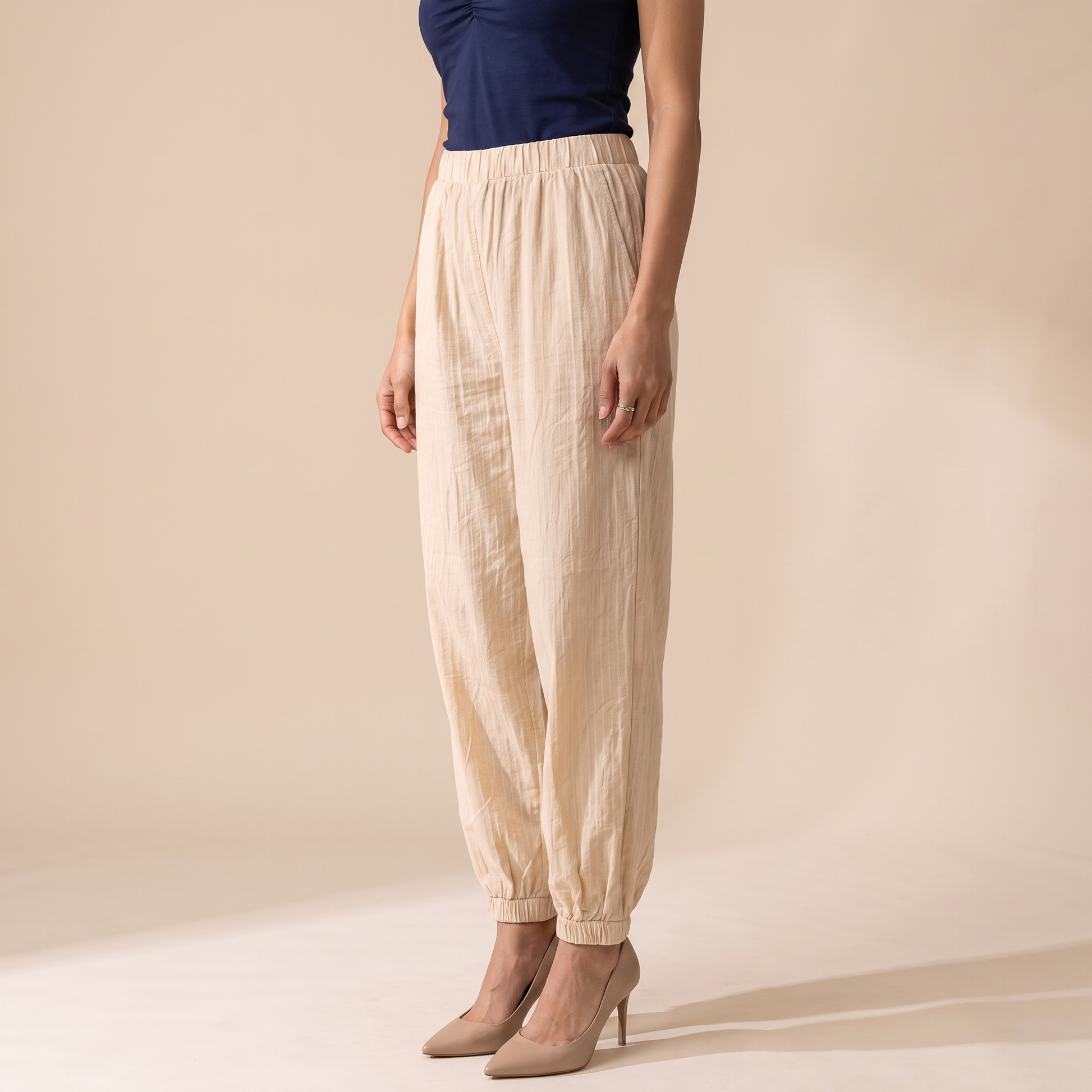 Sunoire melany beige pants bottom side crop 01