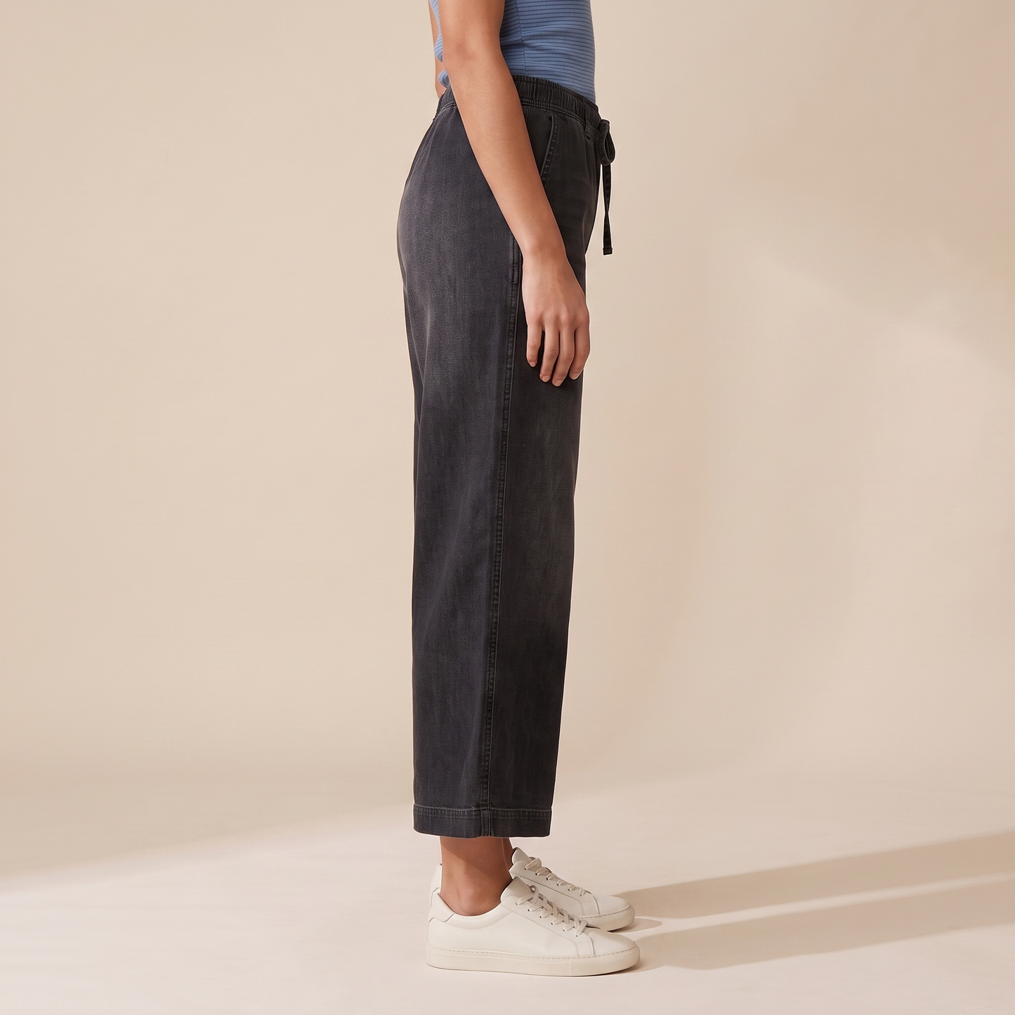 Sunoire melany black skirt bottom side crop 01
