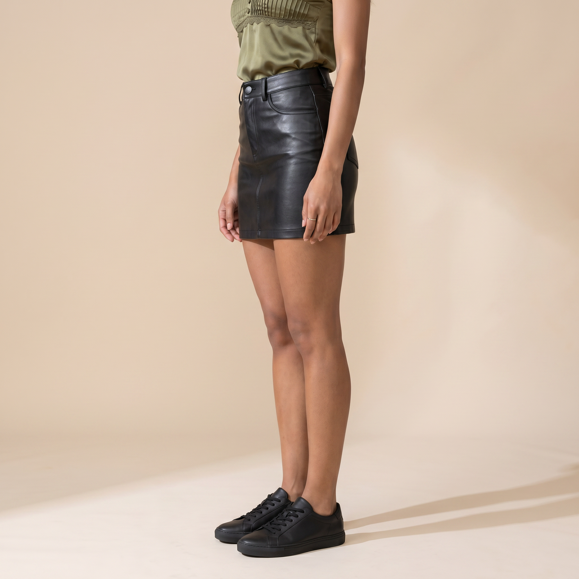 Sunoire nakoa black skirt bottom side crop 01