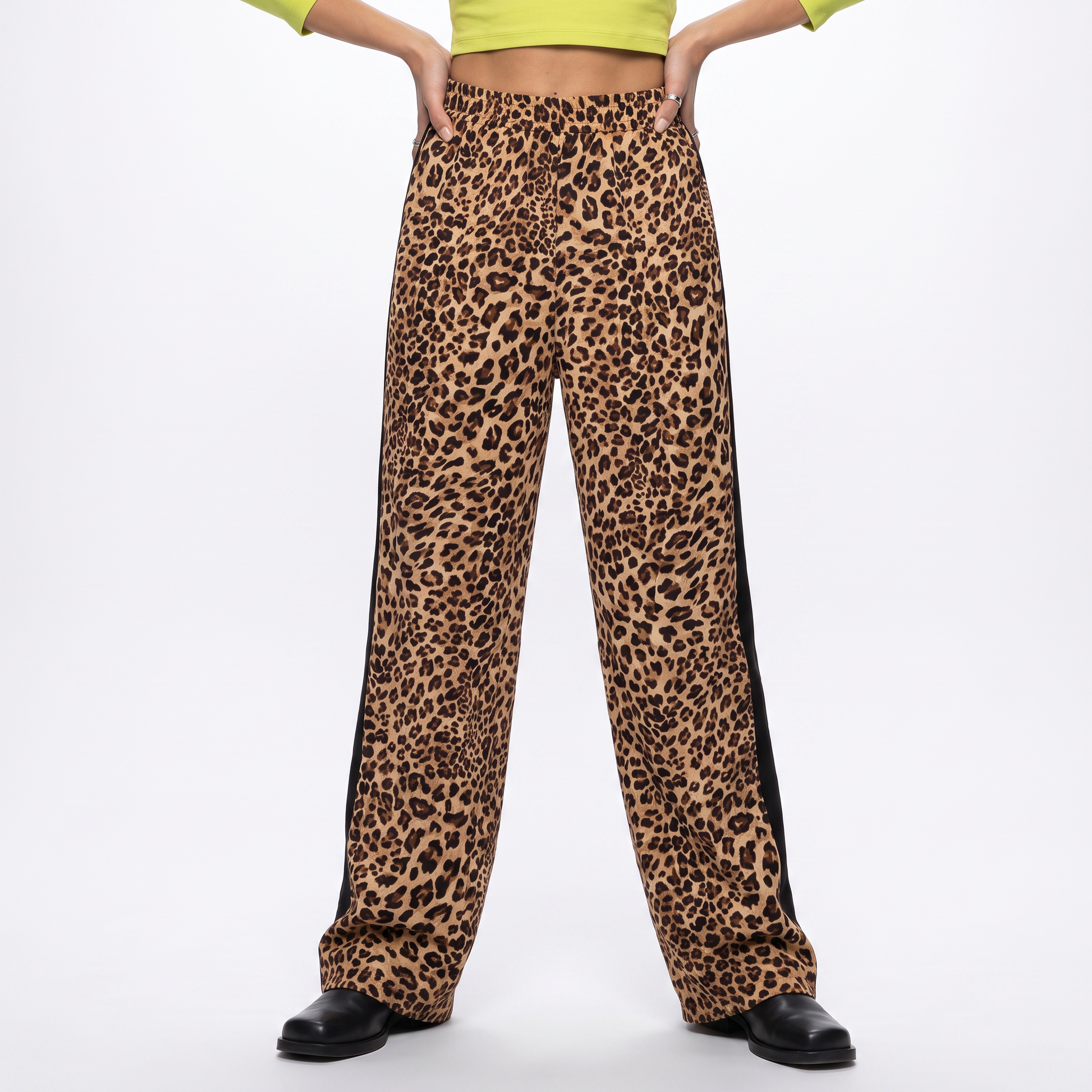 Sunoire popular items now 2026 trendy women clothes leopard printed casual cargo pant elastic waist wide log pant trouser bottom front crop 01