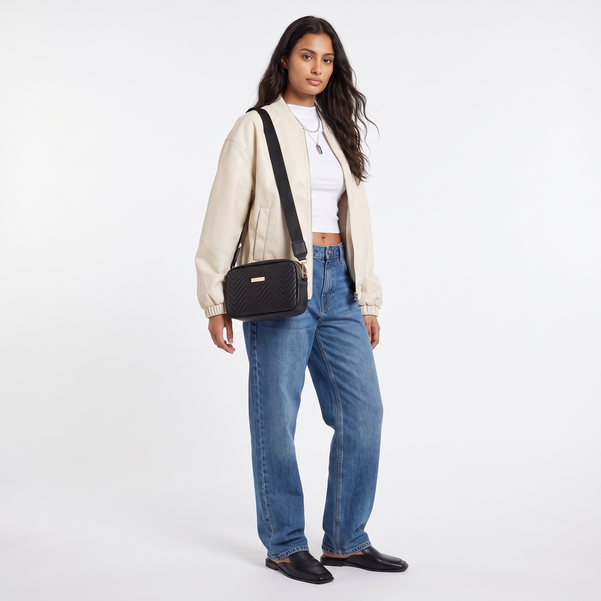 Sunoire harlow black quilted camera bag worn detail 01