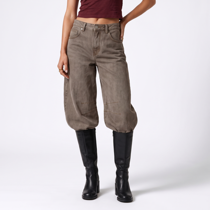 Sunoire relaxed barrel jeans noa bottom front crop 01