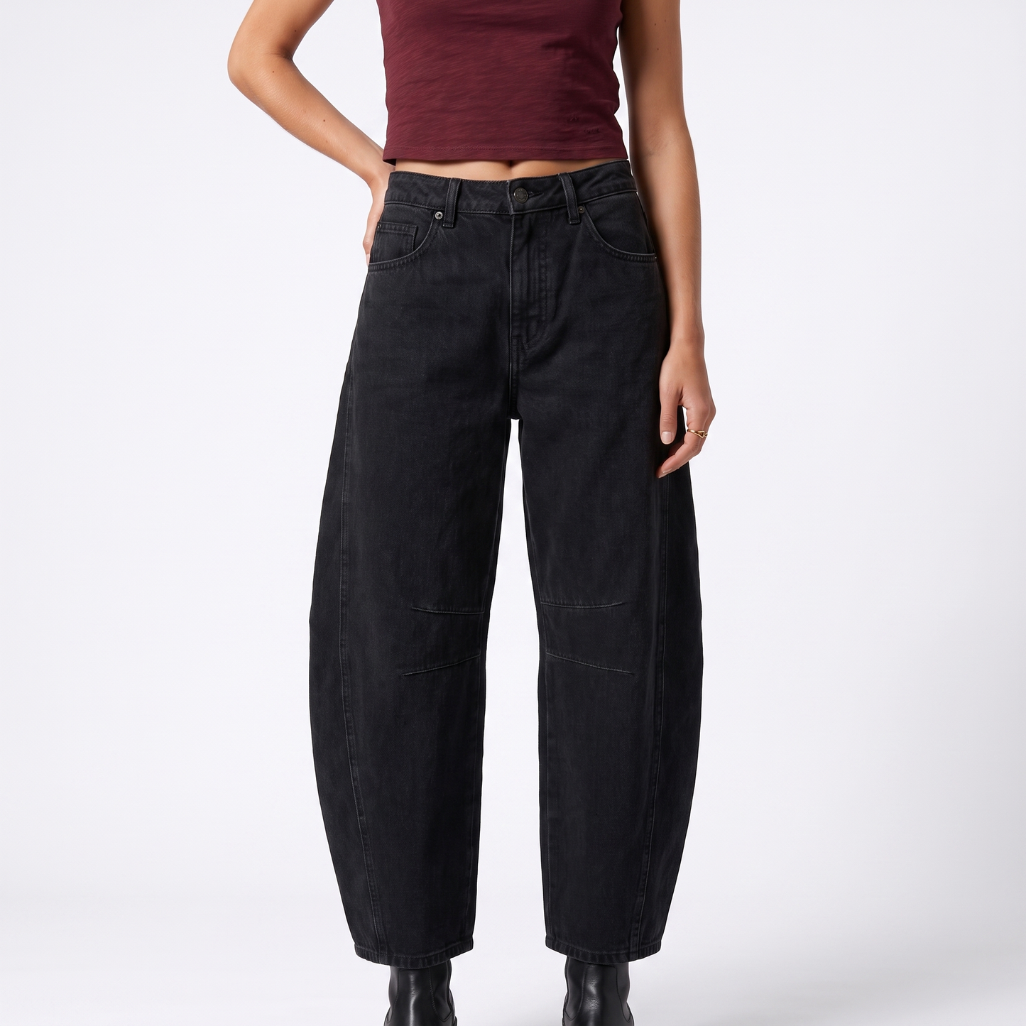 Sunoire relaxed barrel jeans noa colorway black front crop 01