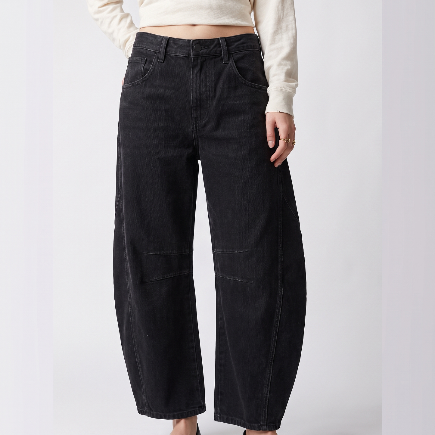 Sunoire relaxed barrel leg jeans with curved silhouette and mid rise colorway black front crop 01