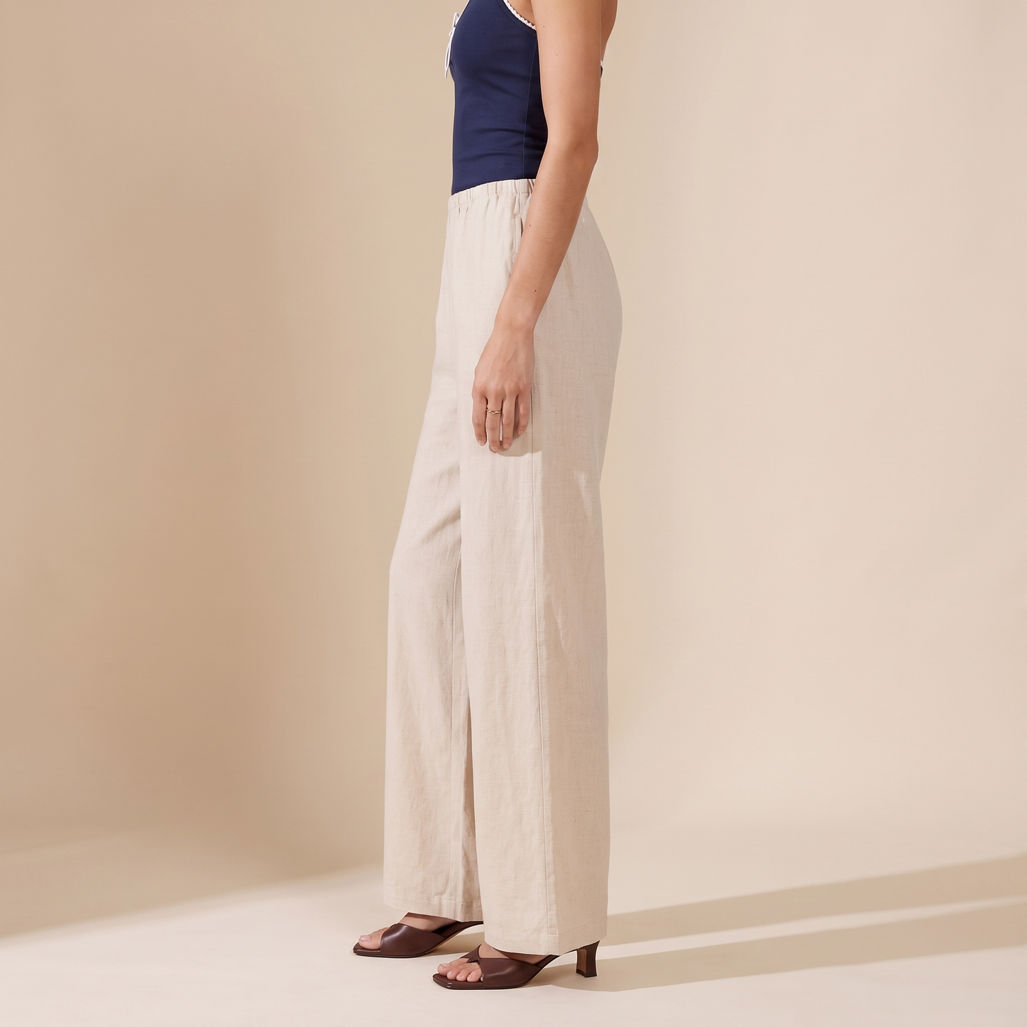 Sunoire rima beige cotton pants bottom side crop 01
