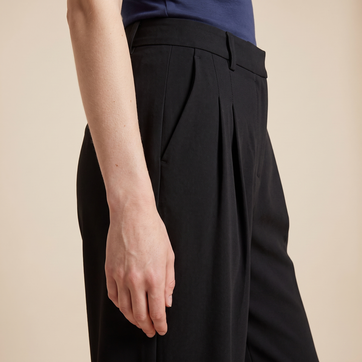 Sunoire tatiana black pants bottom detail 01