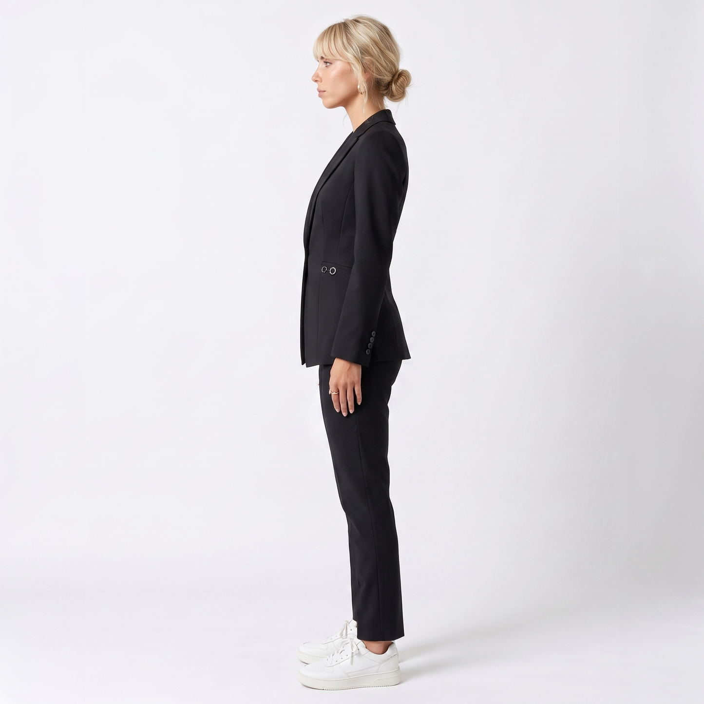 Sunoire women blazer set with one button and straight trousers side view 01
