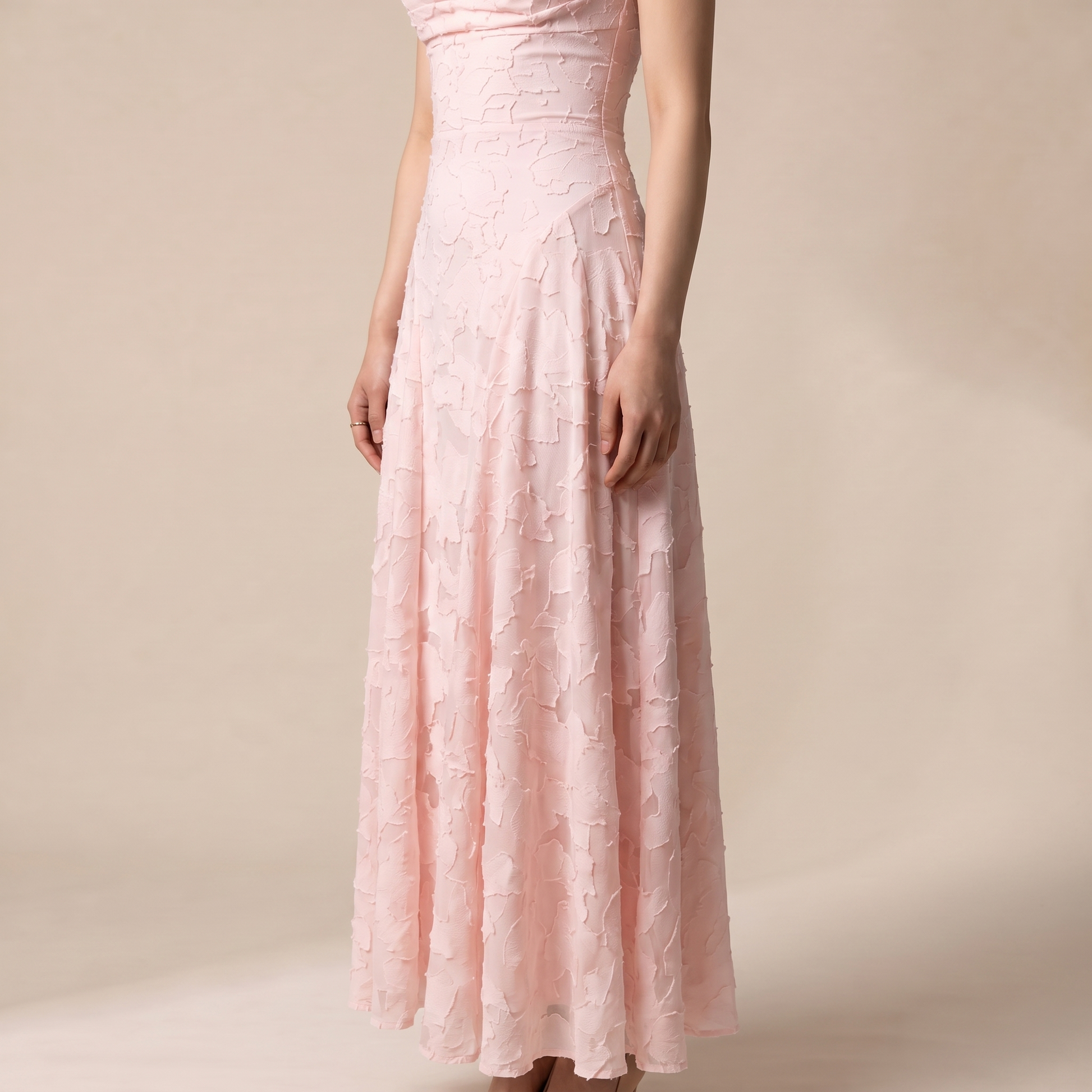 Sunoire women s floral maxi dress sculpted silhouette worn detail 01